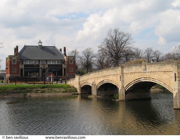Bridge over the River Soar: Abbey Park, Leicester, 17 April 2004
