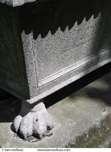 Bizarre tomb: St Georges, Leicester, 23 May 2004