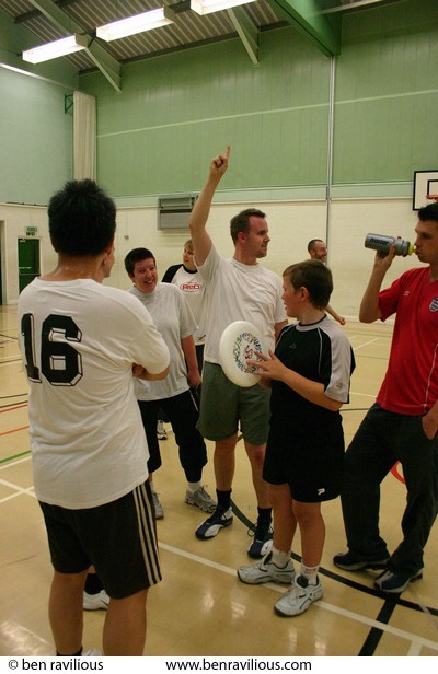 Picking teams at an Ultimate Frisbee session: Upperton Road, Leicester, 27 September 2004