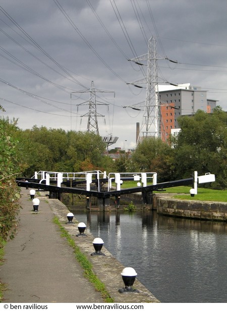 Canal lock and pylons: near Upperton Road, Leicester, 09 October 2004