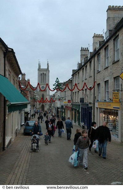 Shoppers: Ironmonger Street, Stamford, 06 November 2004