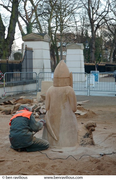 Woodcarver and dog: Museum Square, New Walk, Leicester, 18 February 2006
