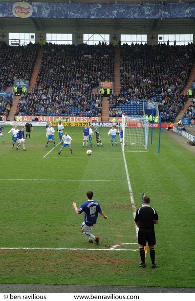 Joey Gudjohnsen takes a corner: Walkers Stadium, Raw Dykes Road, Leicester, 25 March 2006