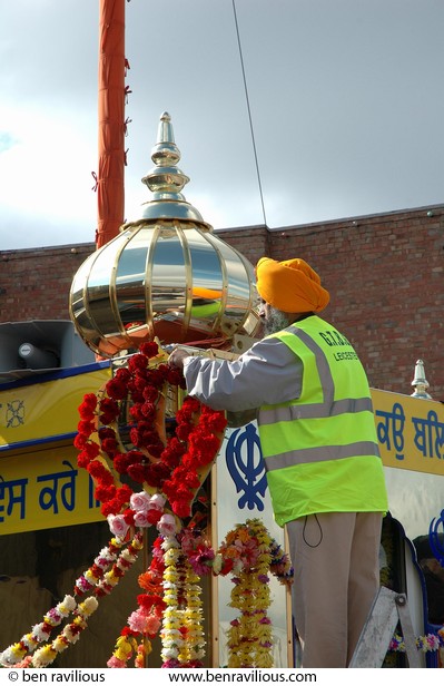 Decorating Vaisakhi Carriage: Holy Bones, Leicester, 09 April 2006