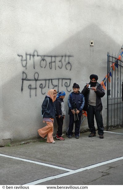 Family waiting for Vaisakhi procession: Holy Bones, Leicester, 09 April 2006