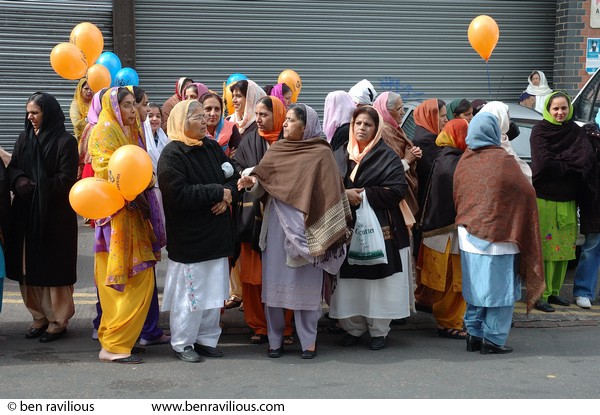 Women waiting for Vaisakhi procession: Holy Bones, Leicester, 09 April 2006