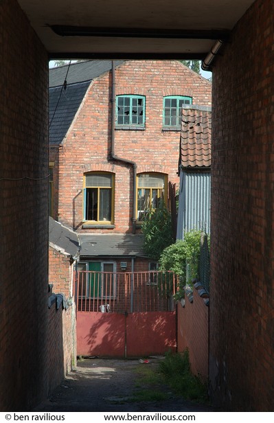 Workshop through alley: Halstead Street, Spinney Hills, Leicester, 05 June 2006