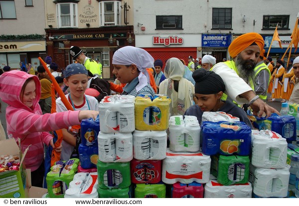 Free food stall: Vaisakhi Parade 2007, Humberstone Gate, Leicester, 22 April 2007