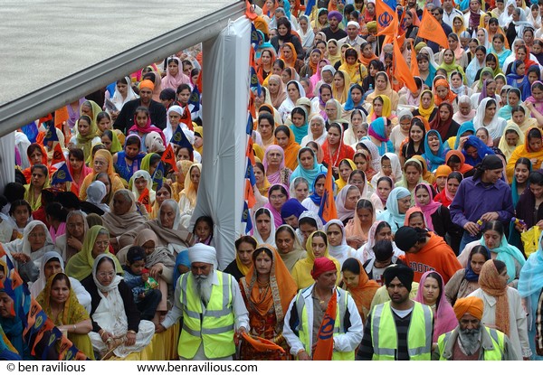 Sikh women in traditional dress: Vaisakhi Parade 2007, Humberstone Road, Leicester, 22 April 2007
