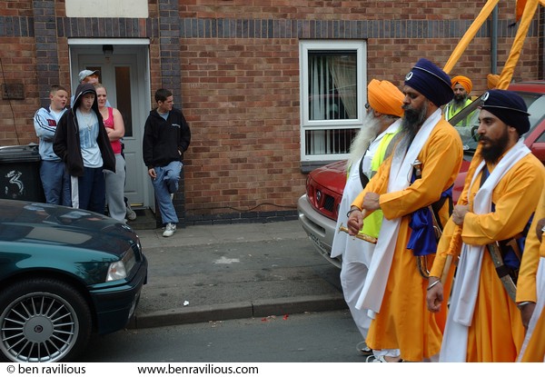 Watching Vaiskhi parade: Vaisakhi Parade 2007, Stonebridge Street, Leicester, 22 April 2007
