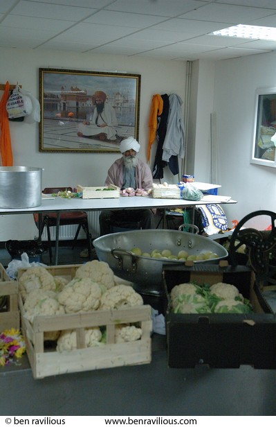 Volunteer chopping vegetables: Vaisakhi Parade 2007, Guru Tegh Bahadur Gurdwara, East Park Road, Leicester, 22 April 2007