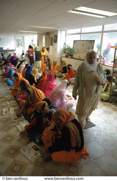 Eating Langar (free vegetarian food): Vaisakhi Parade 2007, Guru Tegh Bahadur Gurdwara, East Park Road, Leicester, 22 April 2007