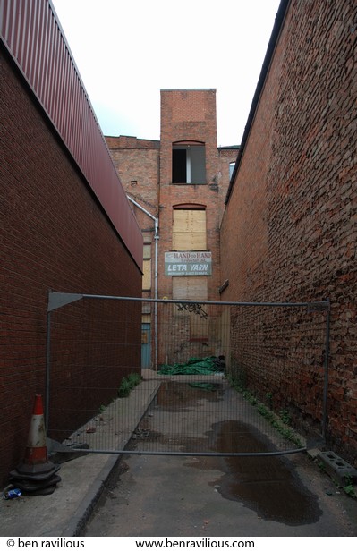 Abandoned alleyway: York Road, Leicester, 22 July 2007